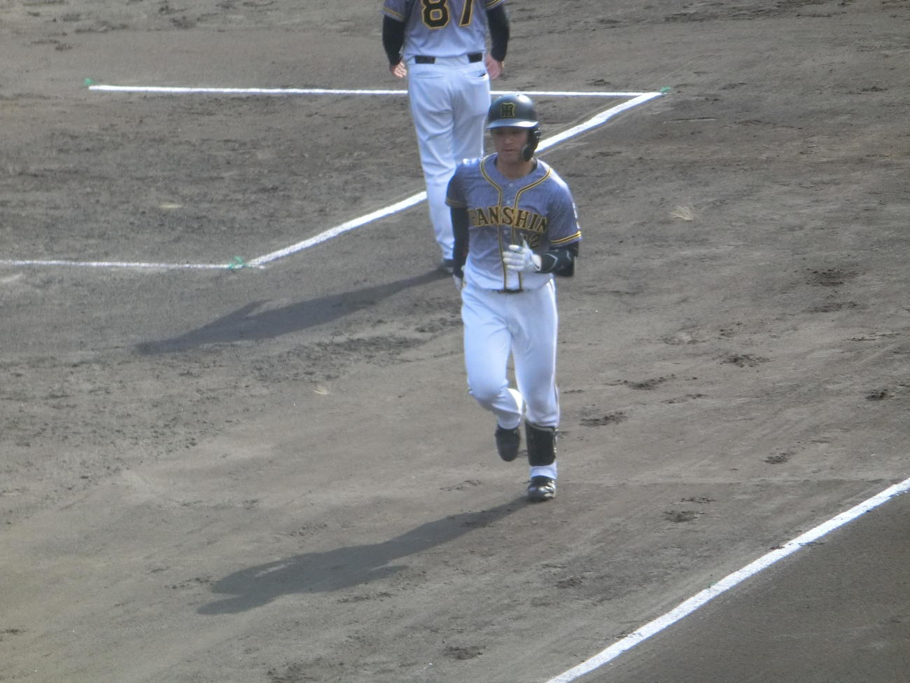 みやざきフェニックス・リーグDeNA対阪神　1回2死一塁で左越え2ランを放った阪神坂本（撮影・奥田隼人）
