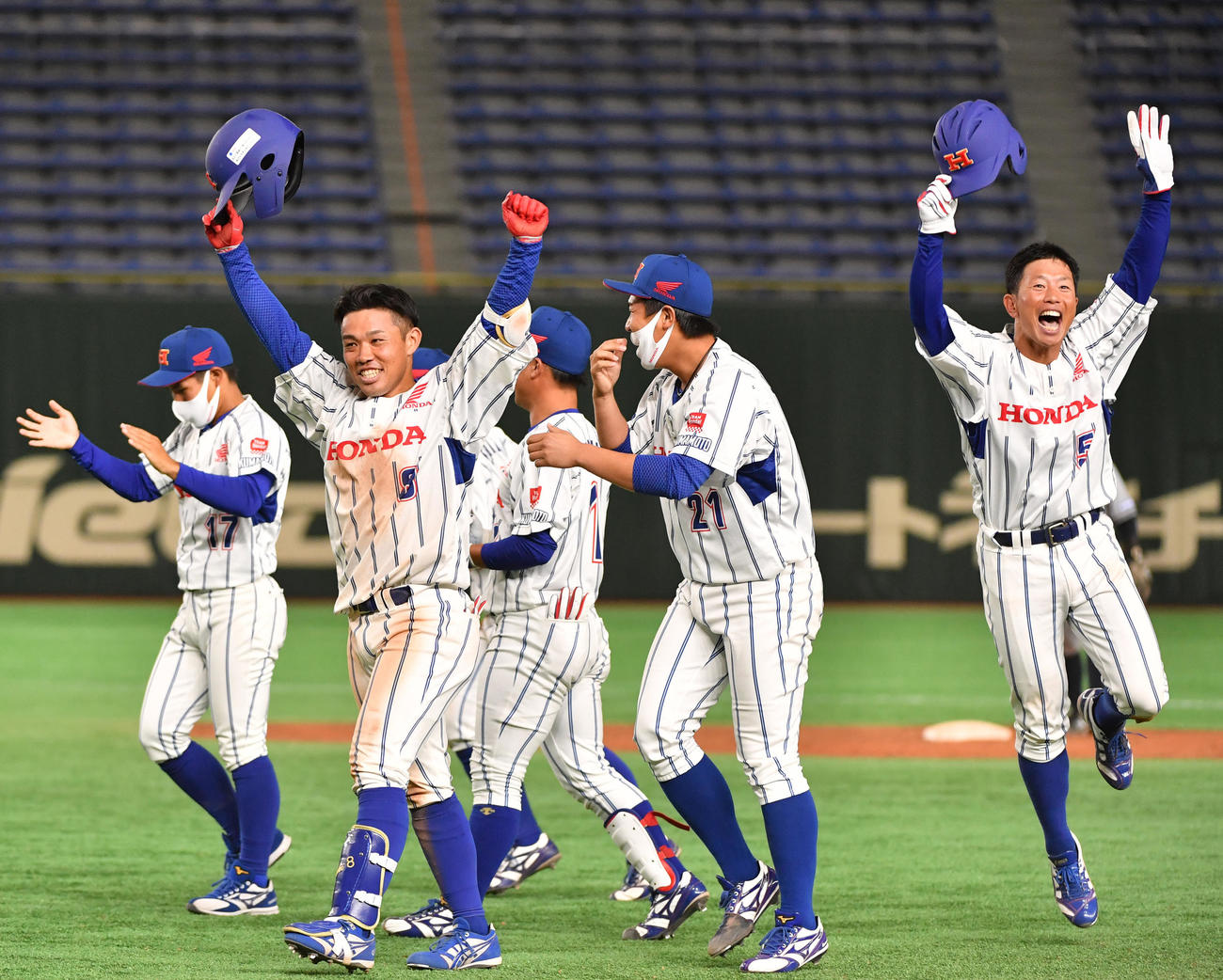 日本通運対ホンダ熊本　タイブレーク10回裏ホンダ熊本2死満塁、和田（左から2人目）は左前にサヨナラ打を放ちガッツポーズする（撮影・柴田隆二）