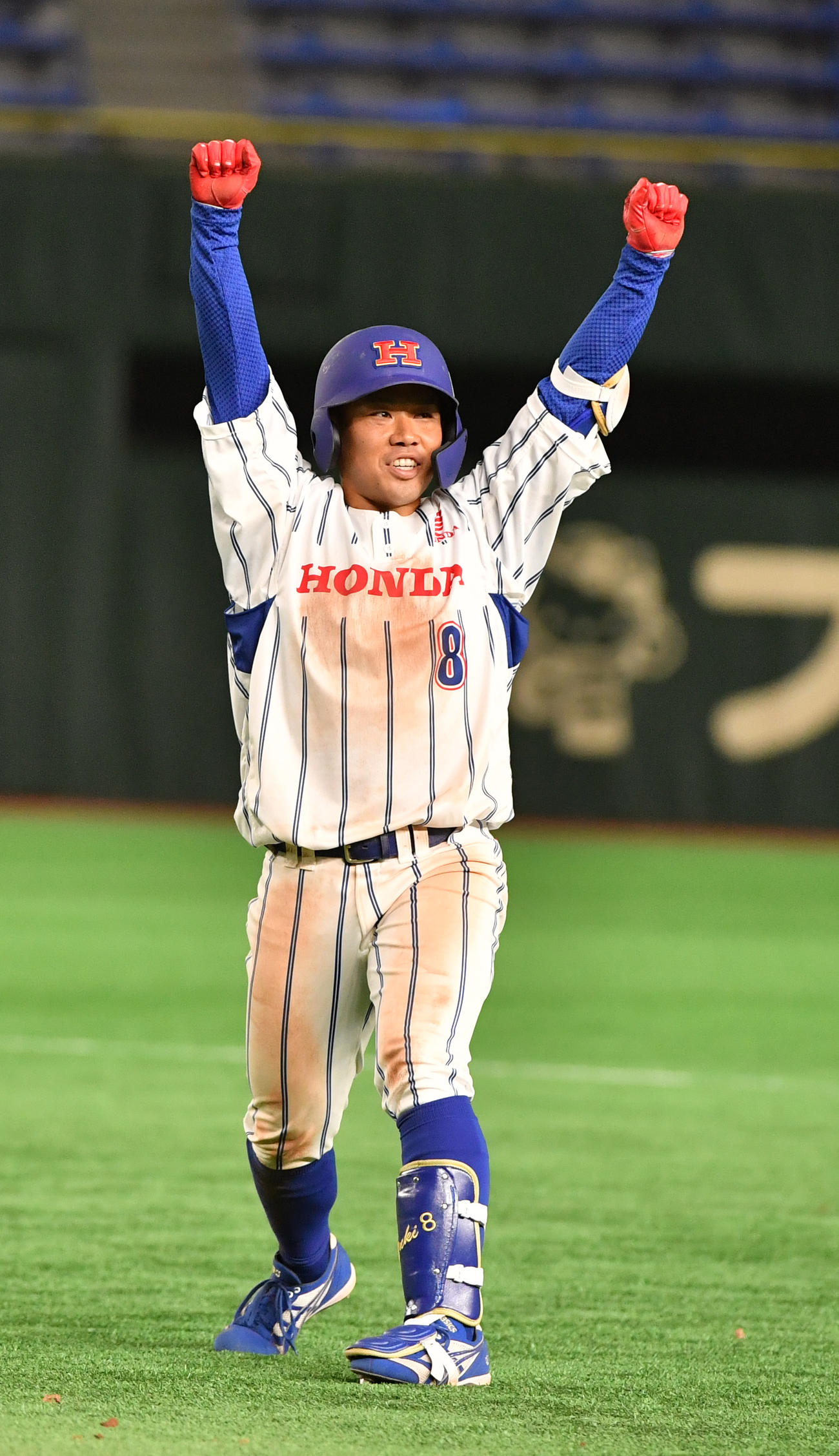 日本通運対ホンダ熊本　タイブレーク10回裏ホンダ熊本2死満塁、和田は左前にサヨナラ打を放ちガッツポーズする（撮影・柴田隆二）