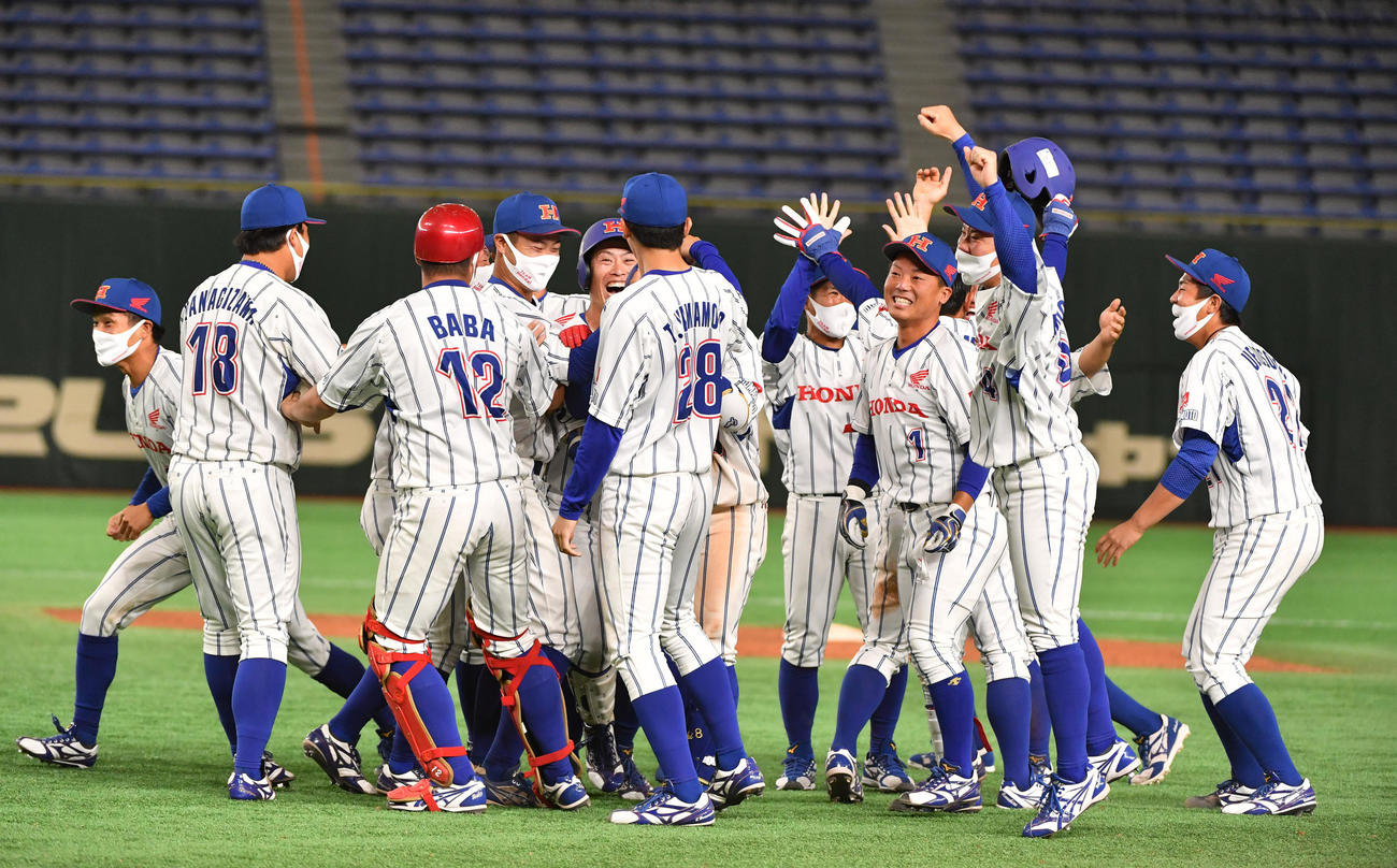 日本通運対ホンダ熊本　タイブレーク10回裏ホンダ熊本2死満塁、和田裕生の左前にサヨナラ打に喜ぶホンダ熊本ナイン（撮影・柴田隆二）