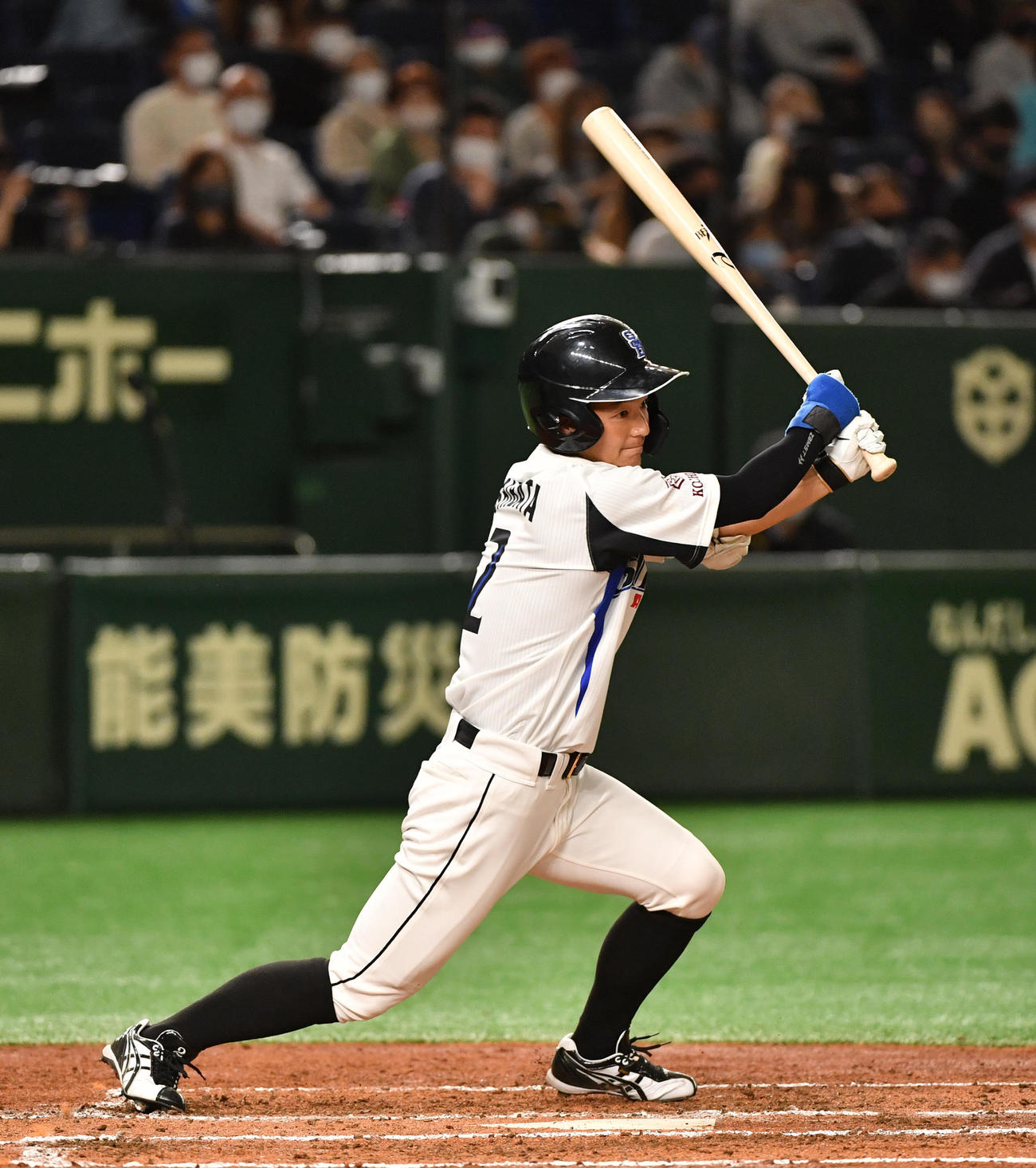 ハナマウイ対四国銀行　2回裏四国銀行2死、柴田は右前安打を放つ（撮影・柴田隆二）