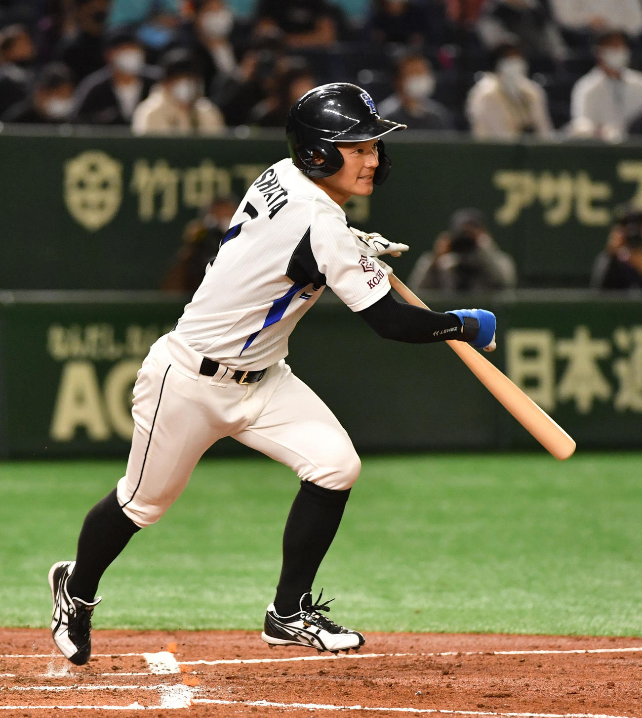 ハナマウイ対四国銀行　2回裏四国銀行2死、柴田は右前安打を放つ（撮影・柴田隆二）
