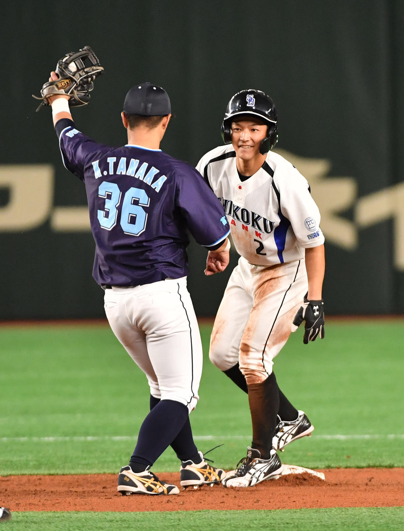 ハナマウイ対四国銀行　7回裏四国銀行1死一塁、柴田は盗塁を試みるがアウトになる。左は田中健遊撃手（撮影・柴田隆二）