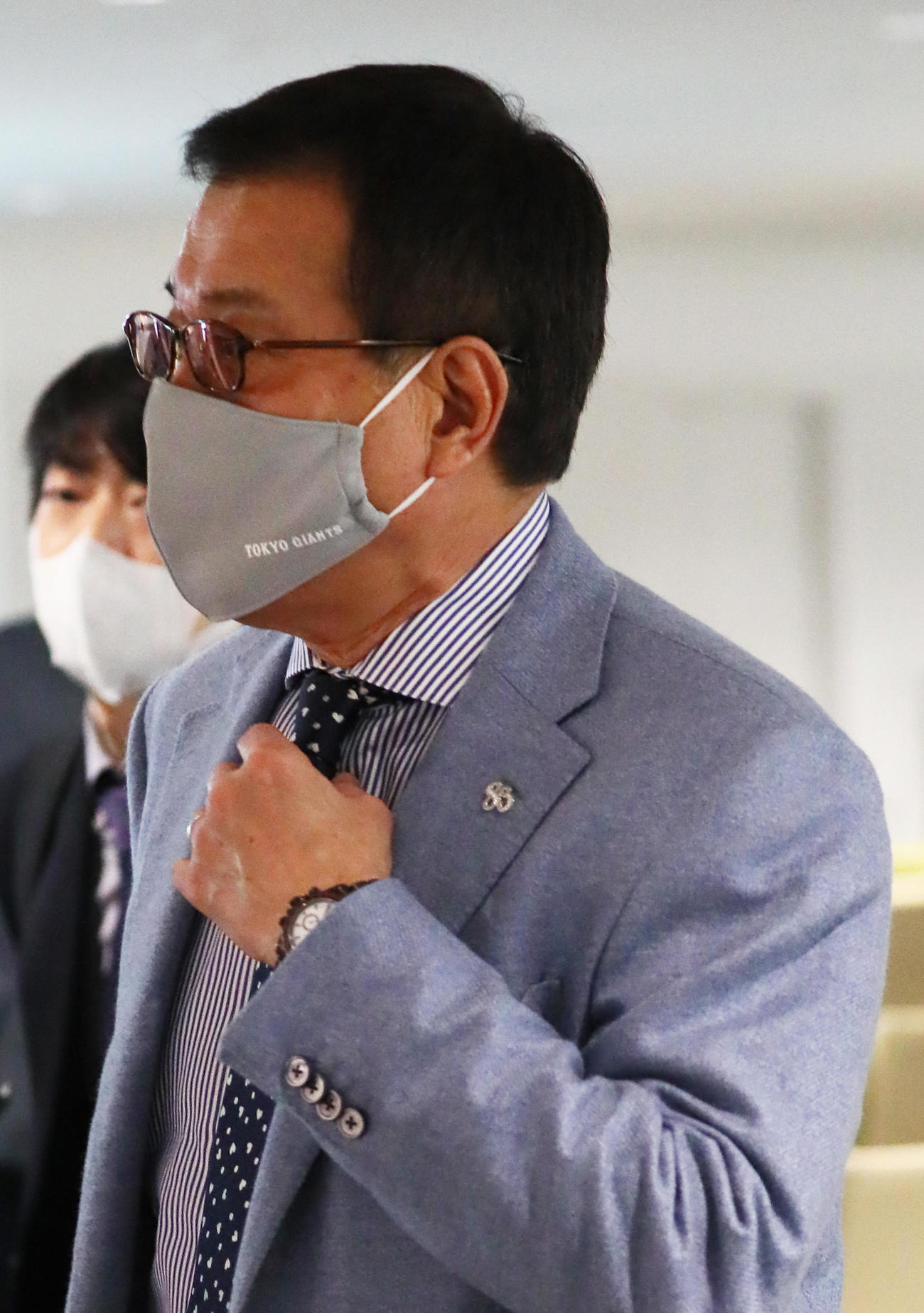 4連敗での日本シリーズ敗退から一夜明け、福岡から帰京する巨人原監督（撮影・足立雅史）