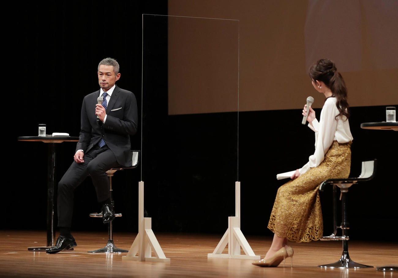 第73回新聞大会で講演するイチロー氏。右は三田フジテレビアナウンサー（撮影・前田充）
