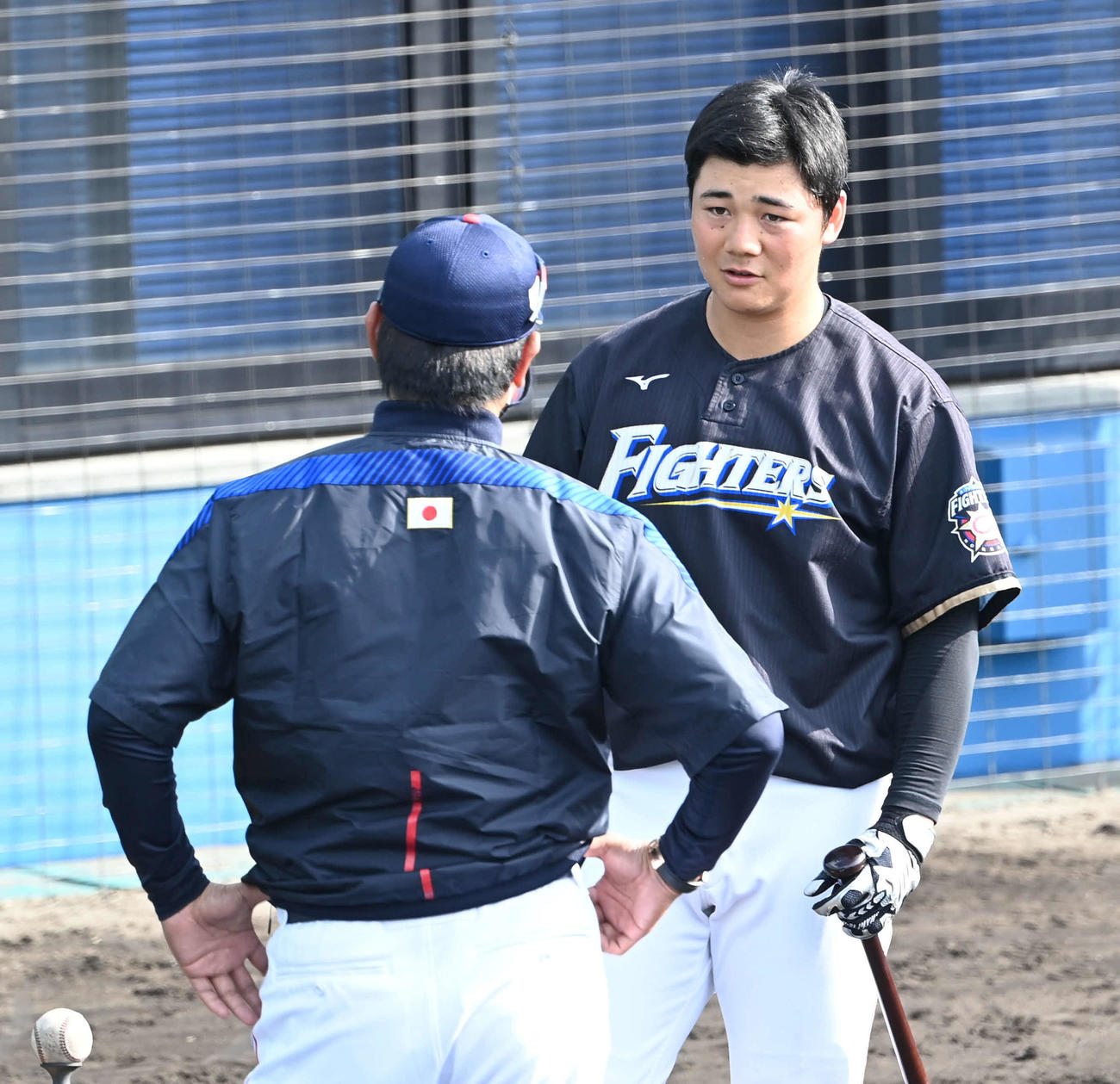 西武対日本ハム　日本ハム清宮（右）は侍ジャパン稲葉監督に声をかけられる（撮影・山崎安昭）