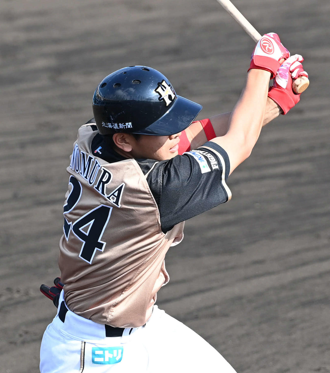 西武対日本ハム　4回表日本ハム2死、野村は中前打を放つ（撮影・山崎安昭）
