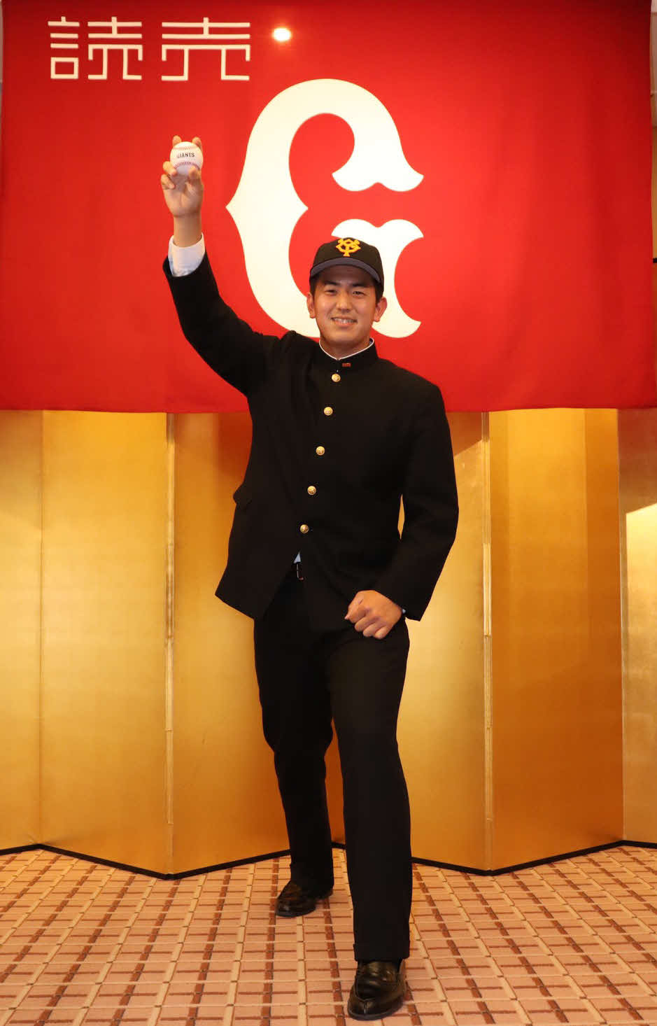 仮契約を結び、球団旗の前で投球フォームを見せる巨人育成4位の横浜・木下（撮影・久永壮真）