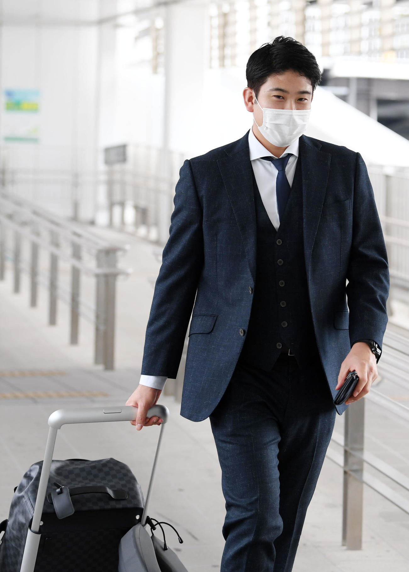福岡空港から帰路につく巨人菅野（撮影・横山健太）