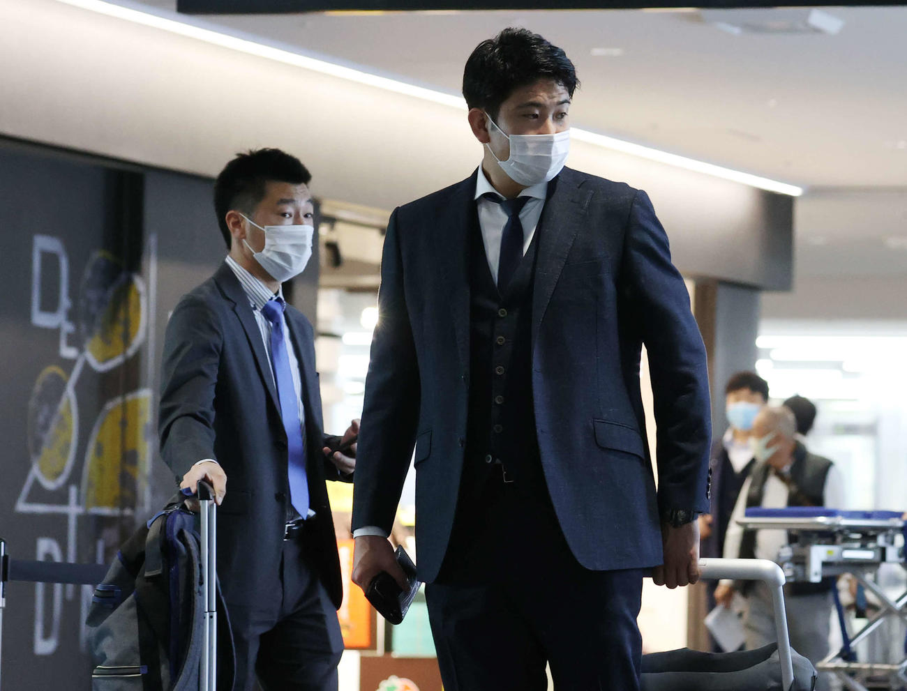 日本シリーズ敗退から一夜明け、帰京のため空港を歩く巨人菅野（撮影・河野匠）