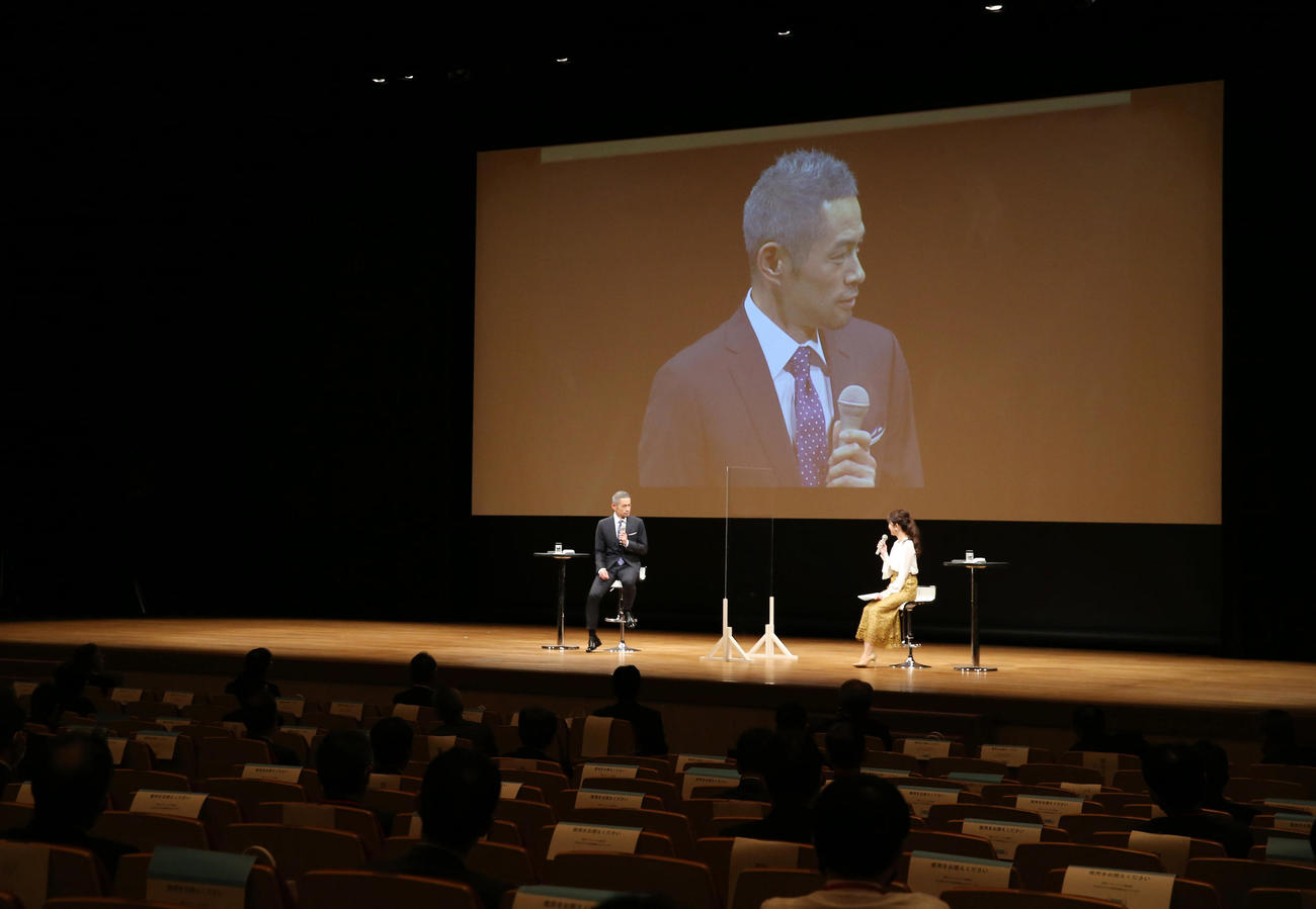 第73回新聞大会で講演するイチロー氏。右はフジテレビ三田友梨佳アナウンサー（撮影・前田充）