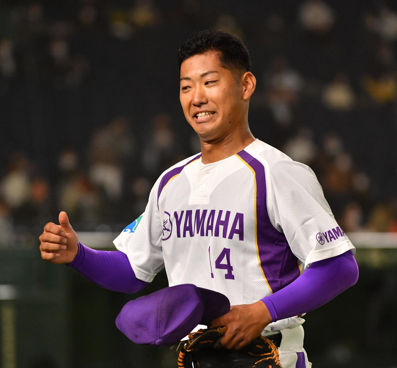 日立製作所対ヤマハ　8回から登板したDeNA5位のヤマハ・池谷は3者凡退に抑え笑顔で戻る（撮影・柴田隆二）