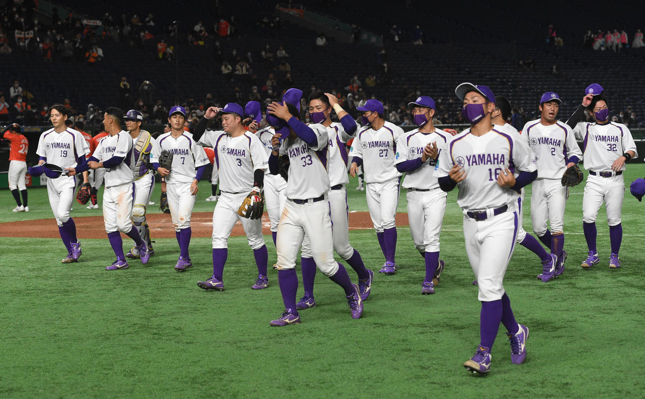 日立製作所対ヤマハ　勝利したヤマハナインはあいさつし引き揚げる（撮影・柴田隆二）