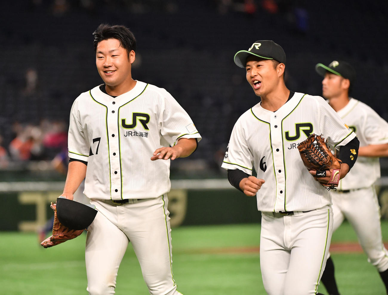 JR北海道クラブ対NTT東日本　2回を終えたJR北海道クラブ・伊藤(左)と西山は笑顔でベンチに戻る（撮影・柴田隆二）