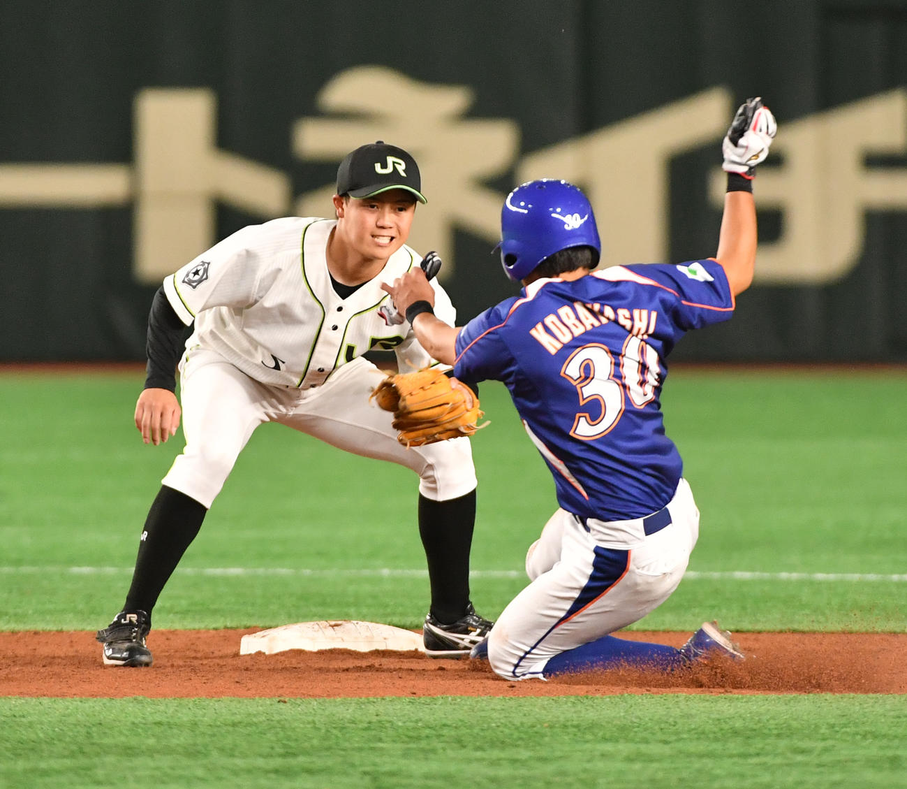 JR北海道クラブ対NTT東日本　3回裏NTT東日本2死一塁、一塁走者小林が盗塁を試みるがアウトになる。左はJR北海道クラブ・福田二塁手（撮影・柴田隆二）