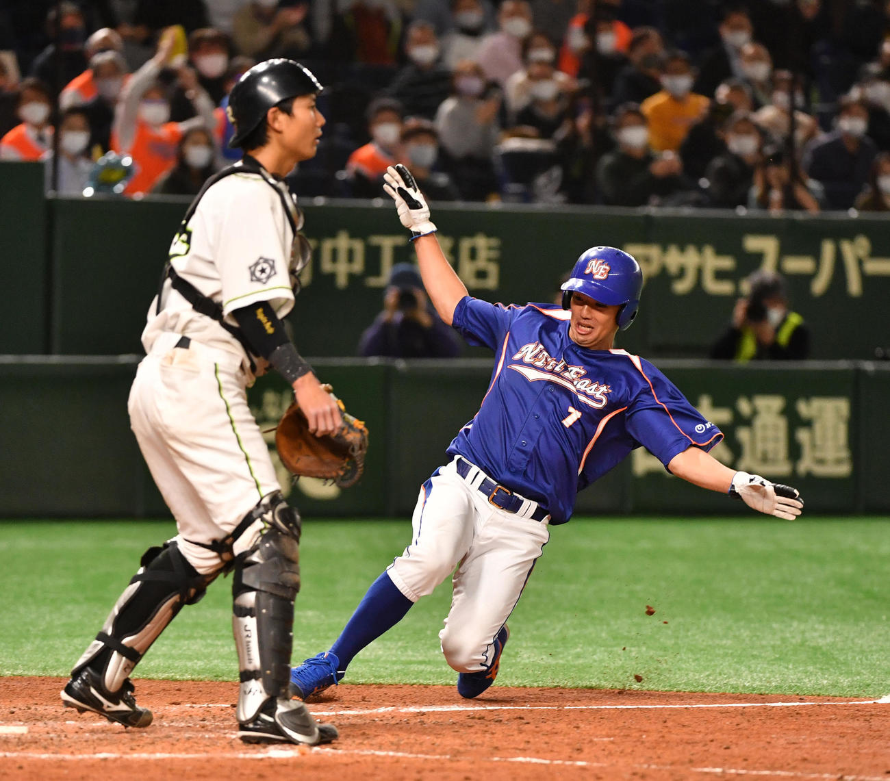 JR北海道クラブ対NTT東日本　4回裏NTT東日本2死二塁、火ノ浦の中前適時打で二塁走者下川が生還する。捕手井内（撮影・柴田隆二）