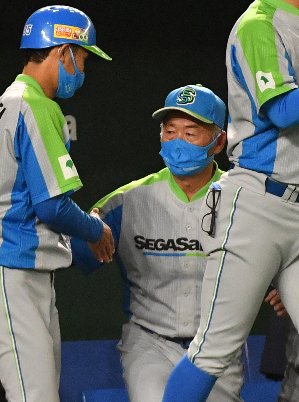 三菱自動車倉敷オーシャンズ対セガサミー　2回戦を勝ったセガサミー・西田監督(右)はコーチと握手する（撮影・柴田隆二）