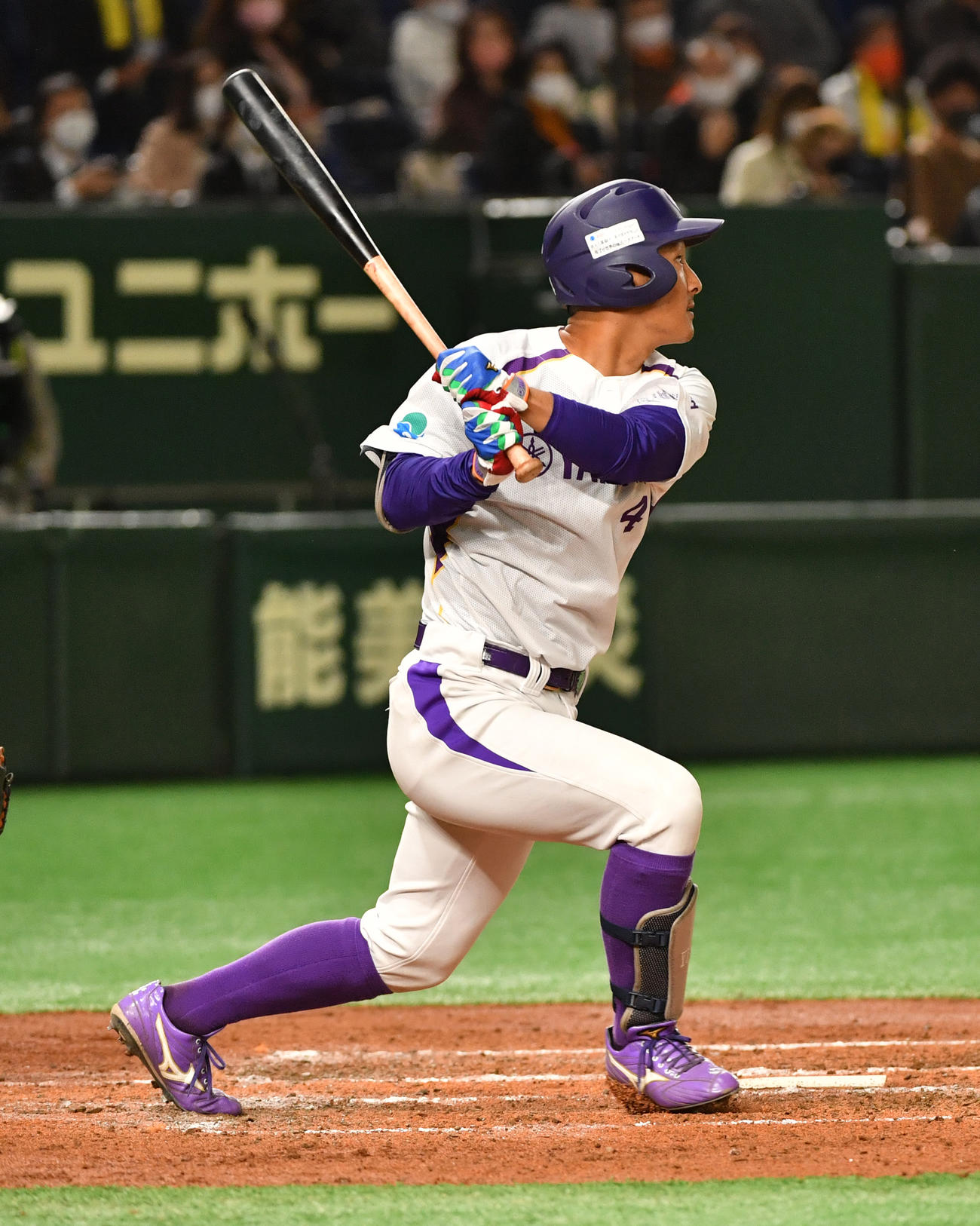 日立製作所対ヤマハ　3回裏ヤマハ無死満塁、秋利は左前に2点適時打を放つ（撮影・柴田隆二）
