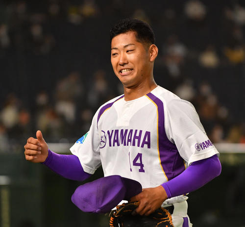 日立製作所対ヤマハ　8回から登板したDeNA5位のヤマハ・池谷は3者凡退に抑え笑顔で戻る（撮影・柴田隆二）