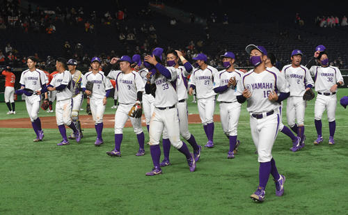 日立製作所対ヤマハ　勝利したヤマハナインはあいさつし引き揚げる（撮影・柴田隆二）
