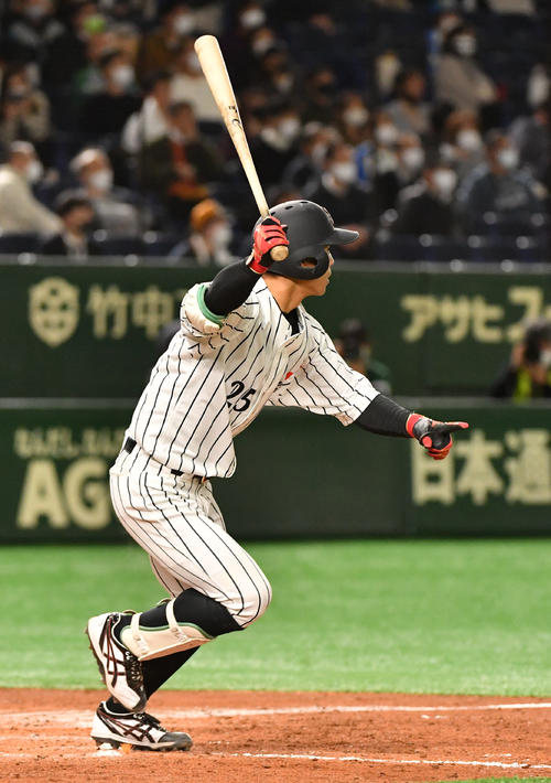 三菱自動車倉敷オーシャンズ対セガサミー　5回表三菱自動車倉敷オーシャンズ1死三塁、大倉は左中間に適時二塁打を放つ（撮影・柴田隆二）