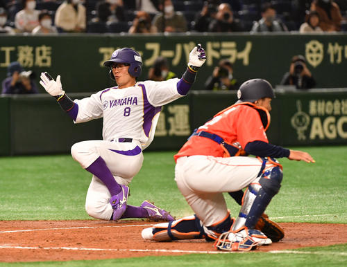 日立製作所対ヤマハ　3回裏ヤマハ無死満塁、秋利の左前適時打で二塁走者川辺が生還する。捕手中園（撮影・柴田隆二）