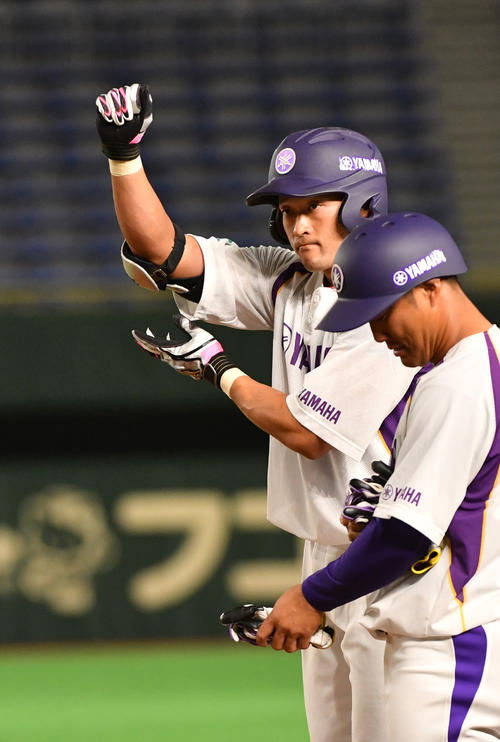 日立製作所対ヤマハ　3回裏ヤマハ1死三塁、前野は左前に適時打を放ちガッツポーズする（撮影・柴田隆二）