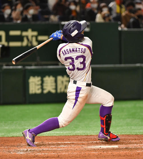 日立製作所対ヤマハ　5回裏ヤマハ2死一、三塁、笠松は左中間に3点本塁打を放つ（撮影・柴田隆二）