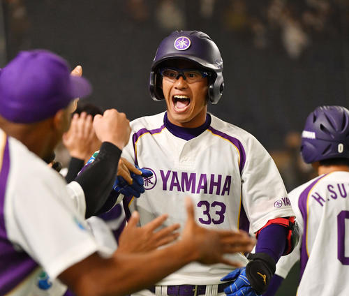 日立製作所対ヤマハ　5回裏ヤマハ2死一、三塁、笠松は左中間に3点本塁打を放ちナインの出迎えを受ける（撮影・柴田隆二）