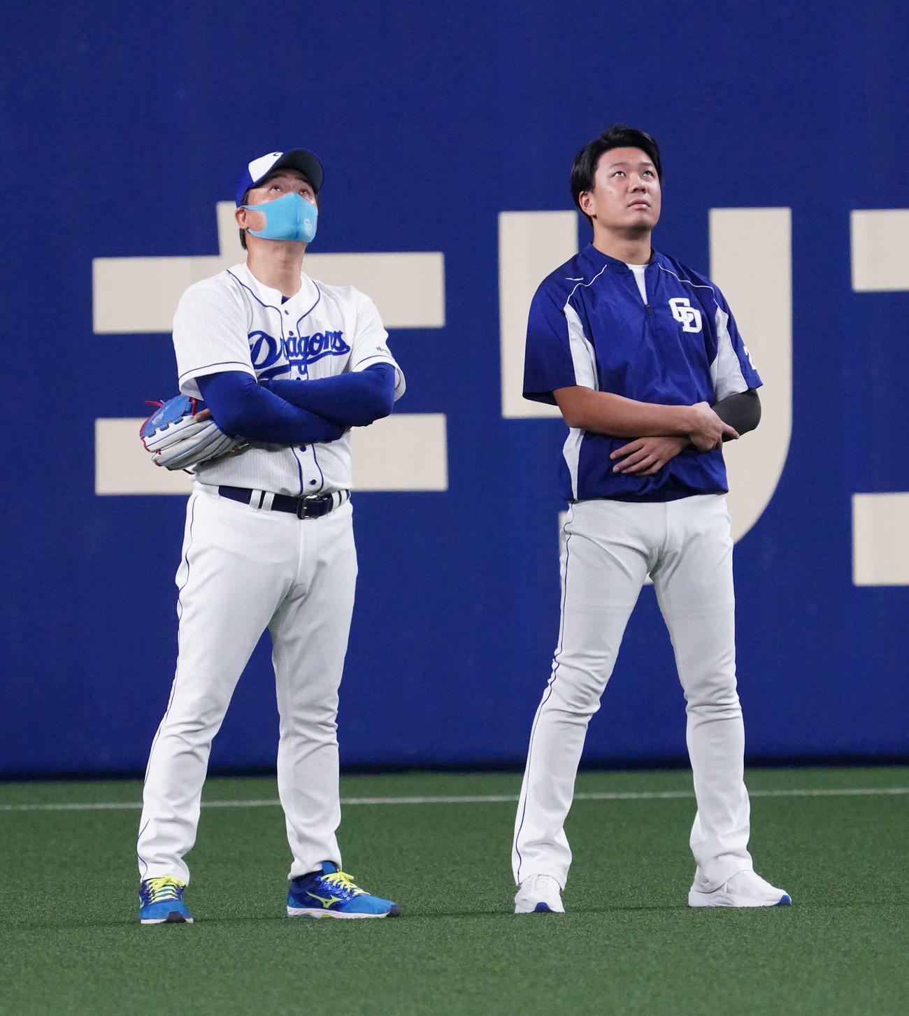 練習中に話す中日与田監督（左）と大野雄（20年11月9日撮影）