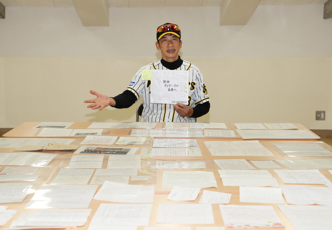 球児から届いた手紙を手にする阪神矢野監督（撮影・清水貴仁）