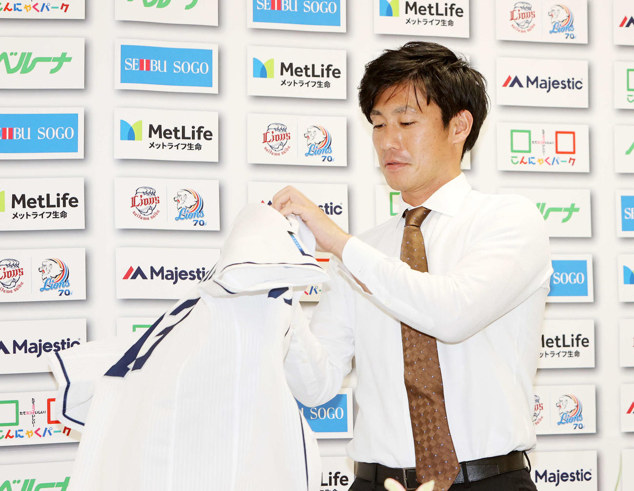 ユニホームを着る西武吉川（撮影・鈴木正人）