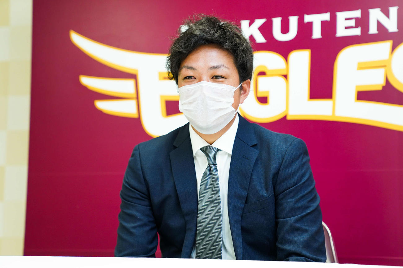 契約更改を終え、会見に臨む楽天石橋（球団提供）