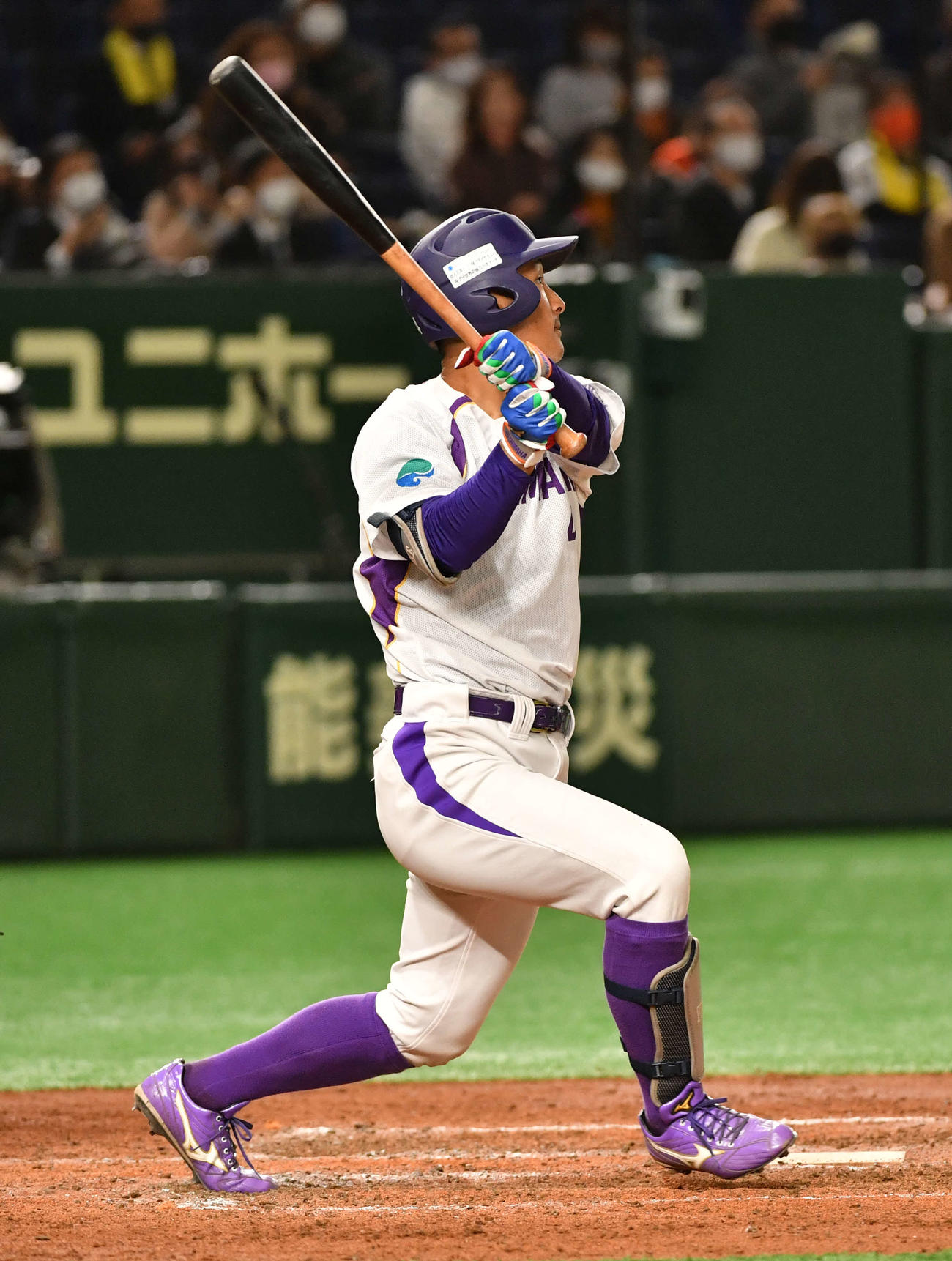 日立製作所対ヤマハ　4回裏ヤマハ2死一塁、秋利は左中間に適時二塁打を放つ（撮影・柴田隆二）