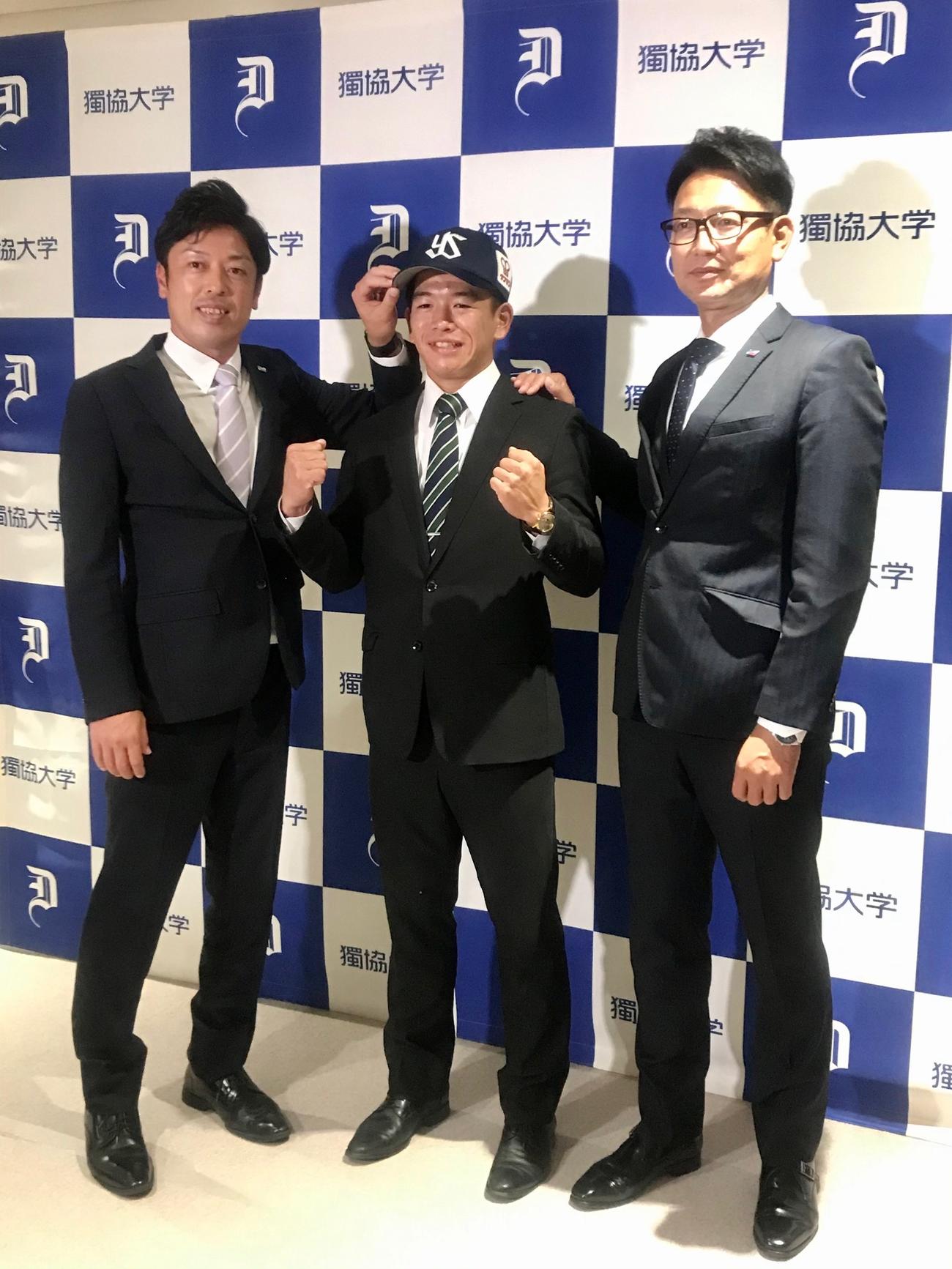 ヤクルトと仮契約を結んだドラフト5位の独協大・並木（中央）