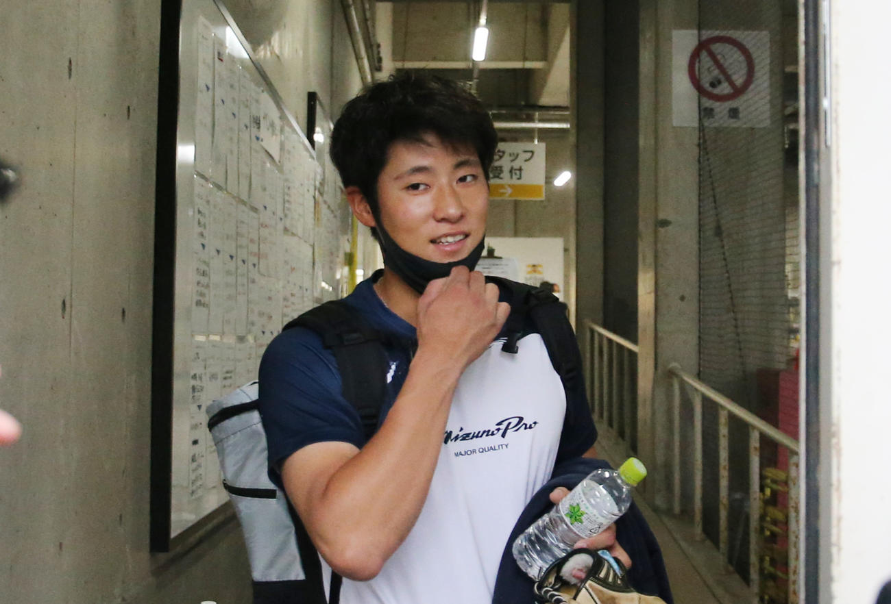 トレーニングを終えて引きあげる上林（撮影・菊川光一）