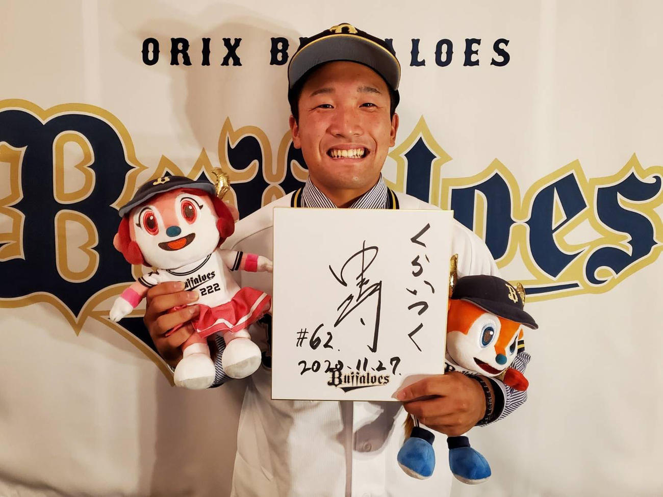 オリックスと仮契約を結んだドラフト5位の中川拓（球団提供）