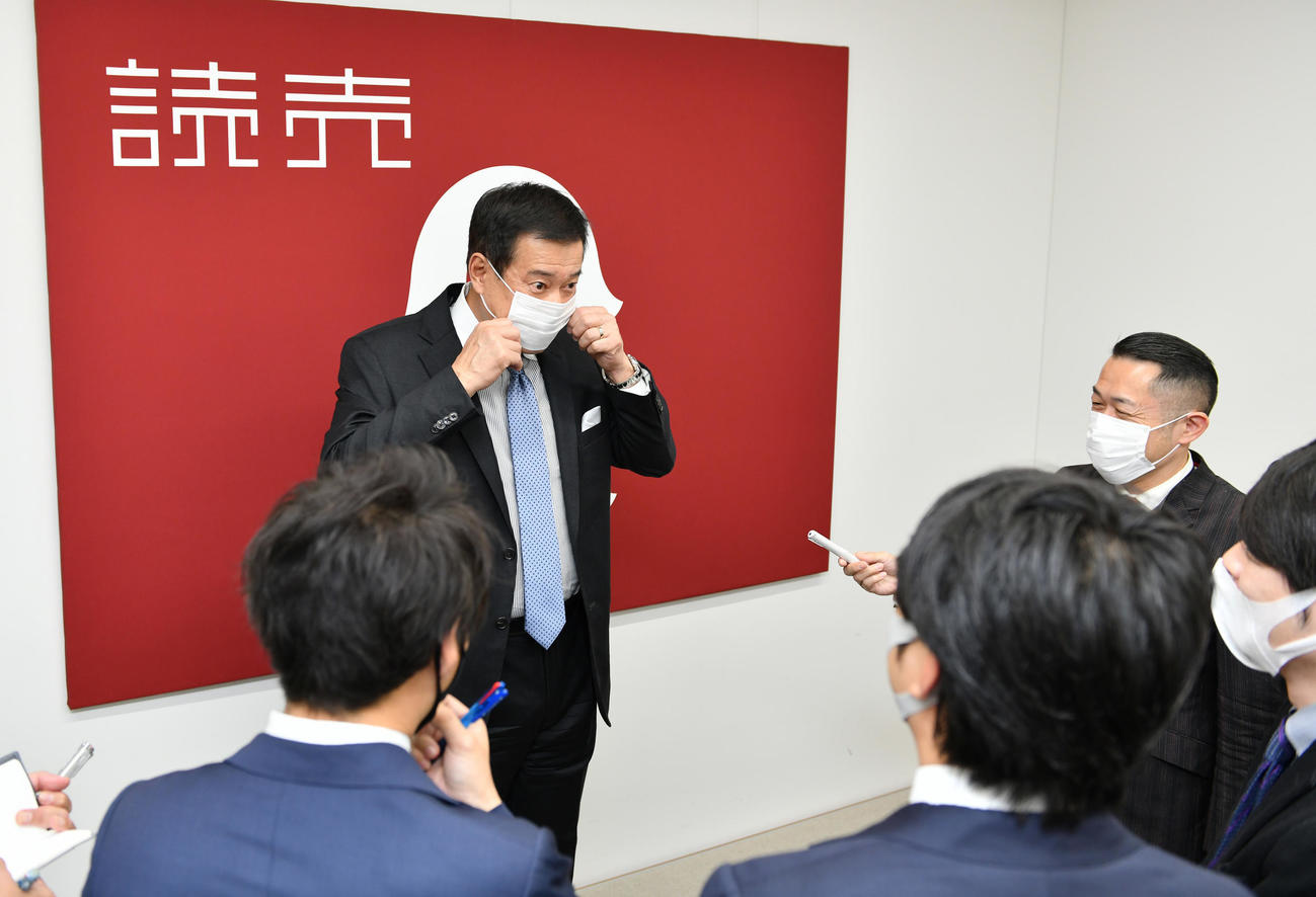 巨人山口寿一オーナーに今シーズンの報告を行った後、取材に応じる原辰徳監督（代表撮影）