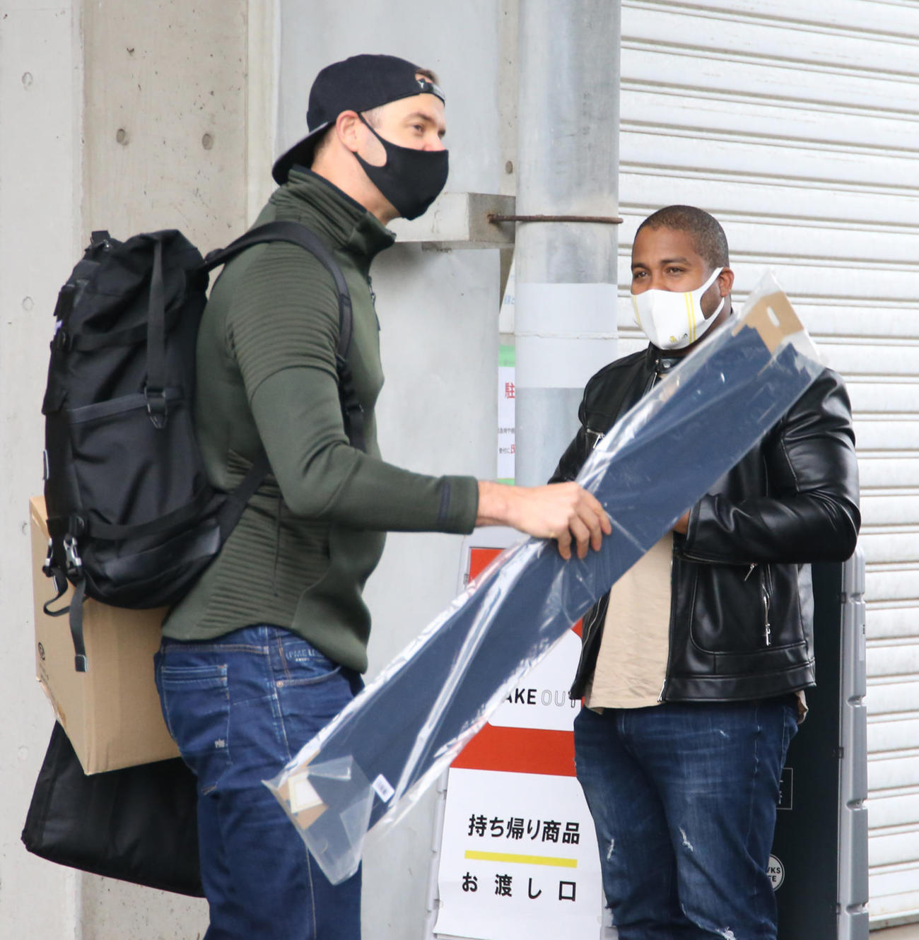 ペイペイドームを訪れたソフトバンク・バンデンハーク（左）、デスパイネ（撮影・菊川光一）