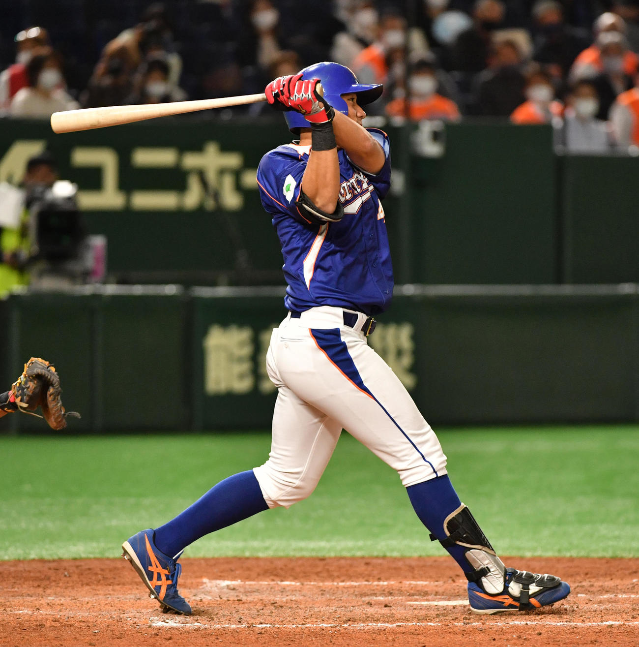 JR北海道クラブ対NTT東日本　4回裏NTT東日本2死二塁、火ノ浦は中前に適時打を放つ（撮影・柴田隆二）