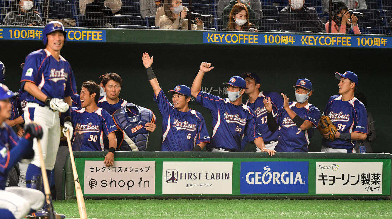 JR北海道クラブ対NTT東日本　4回裏NTT東日本2死二塁、火ノ浦の中前適時打で二塁走者下川が生還し喜ぶナイン（撮影・柴田隆二）