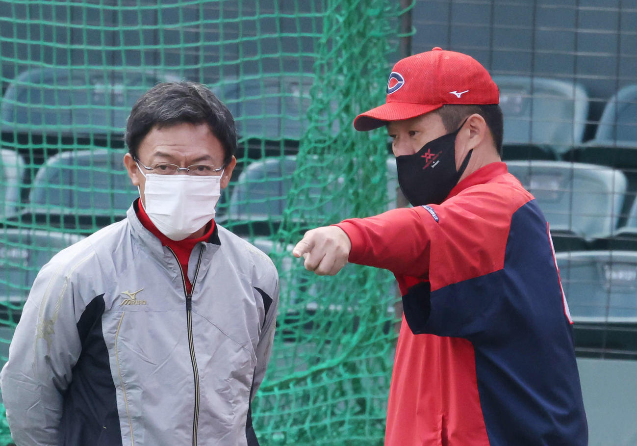 プロ野球広島秋季練習　河田ヘッドコーチと話す佐々岡監督（右）（撮影・加藤孝規）