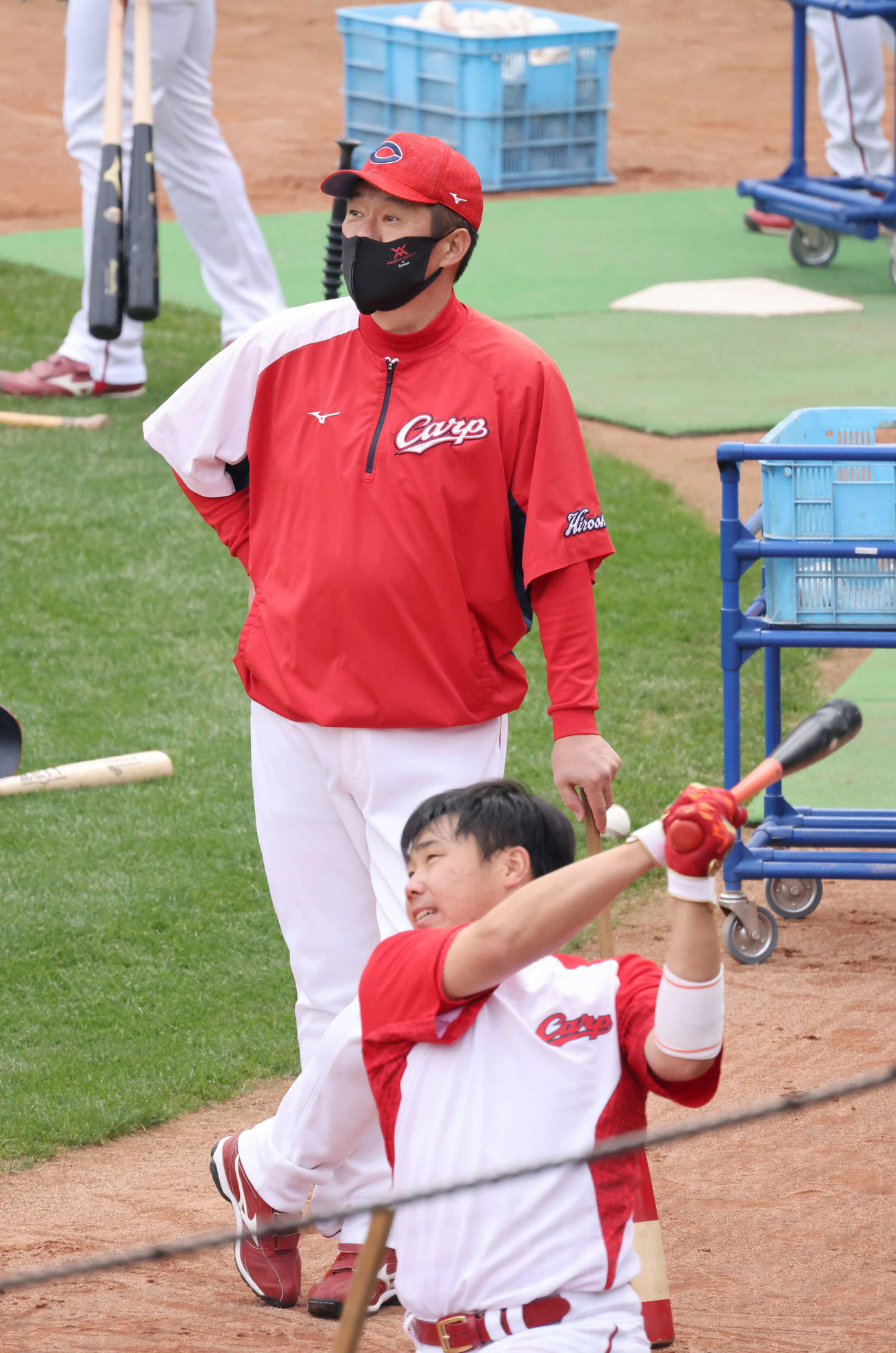 練習を見守る佐々岡監督。手前は高橋大（撮影・加藤孝規）