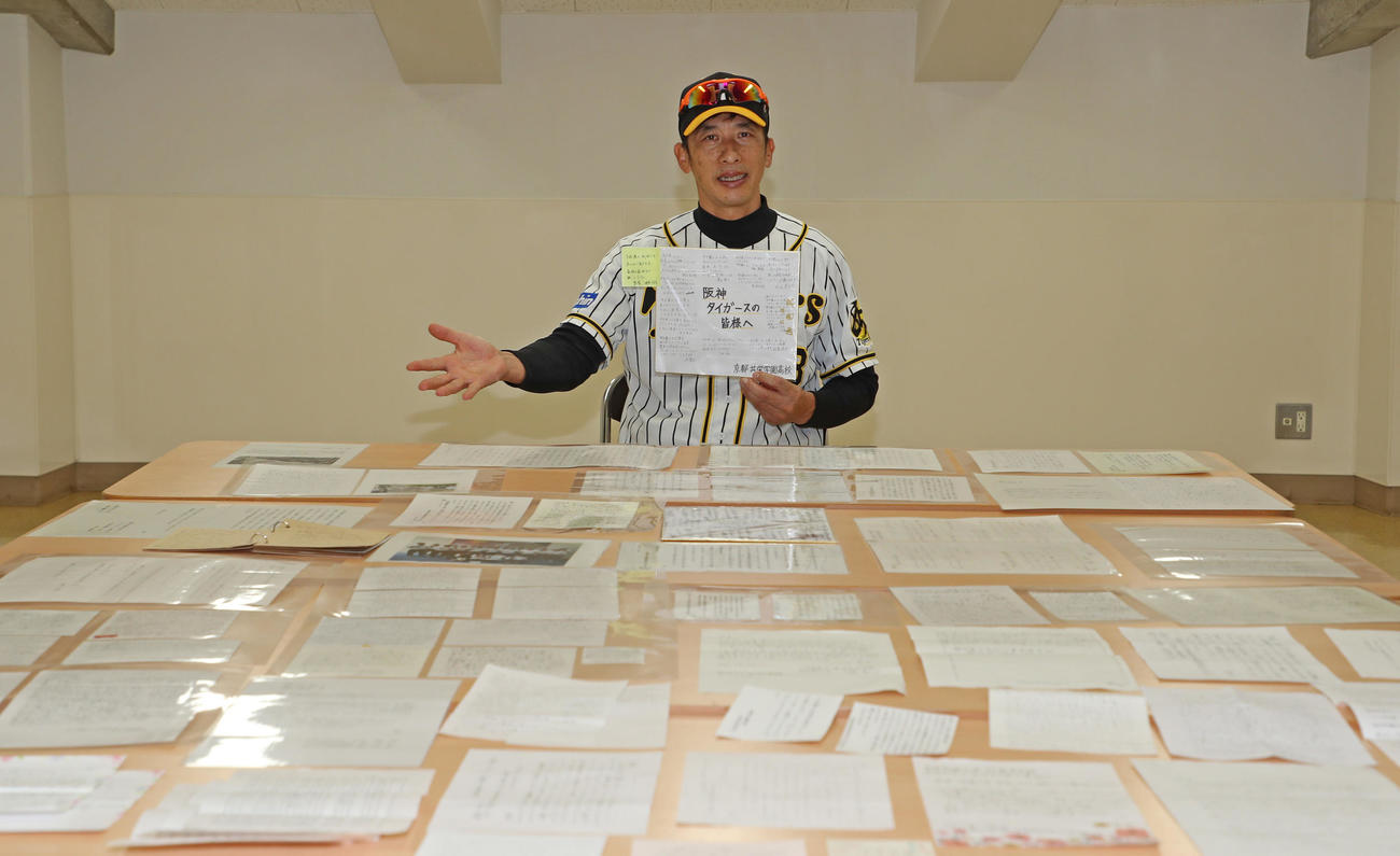 球児から届いた手紙を手にする矢野耀大監督（撮影・清水貴仁）