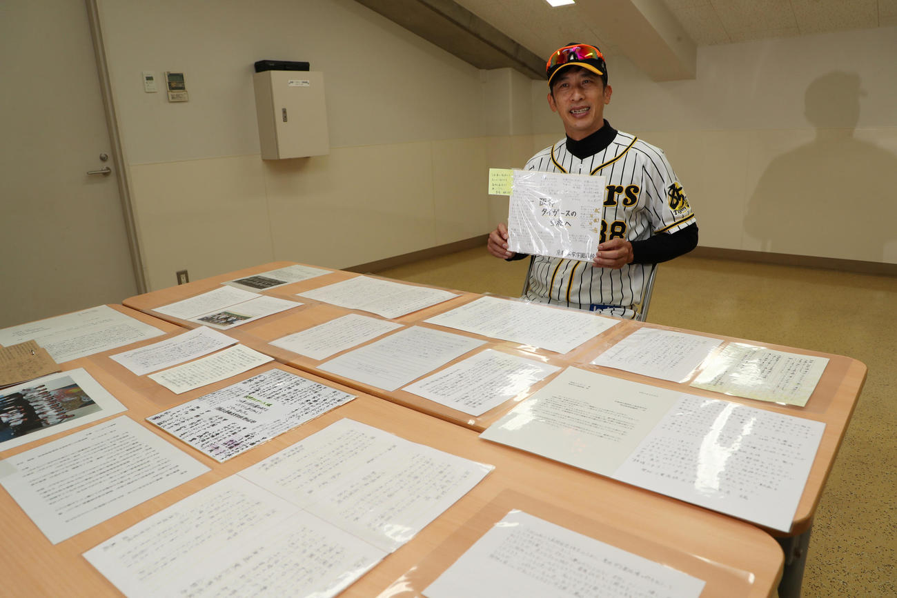 球児から届いた手紙を手にする矢野監督（撮影・清水貴仁）