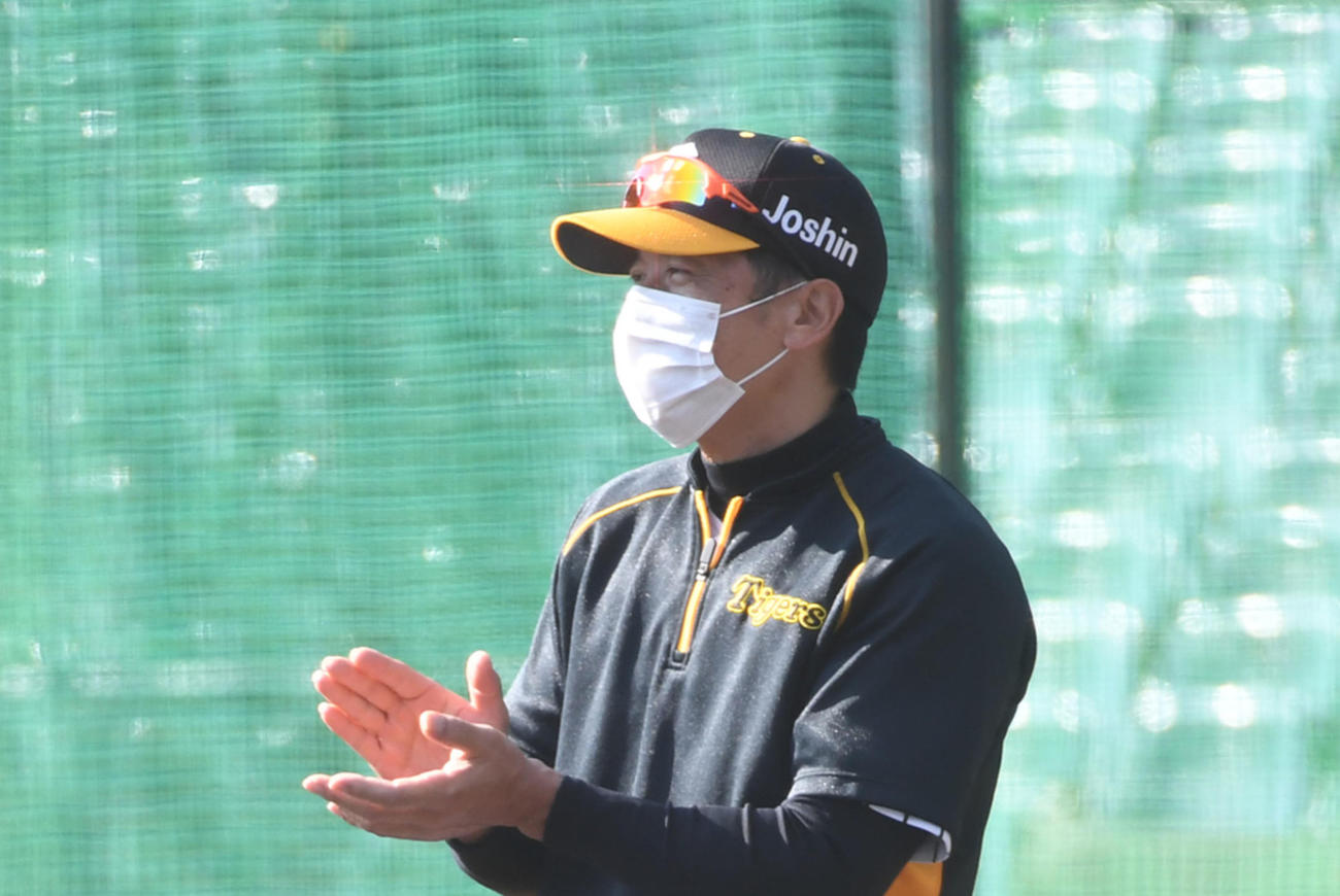 守備練習の好プレーに拍手をする矢野監督（撮影・前岡正明）