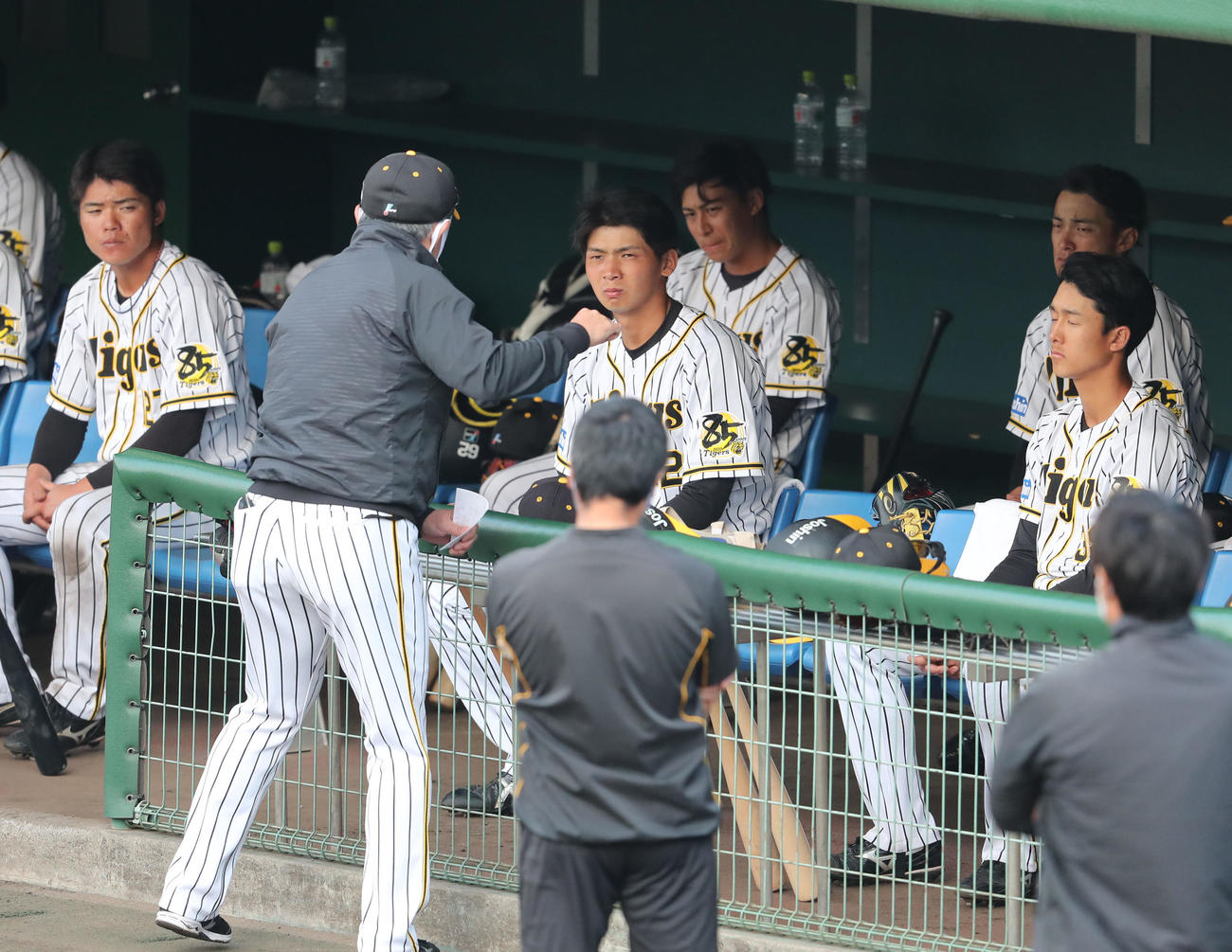 阪神対ヤクルト　平田勝男2軍監督の話を真剣に聞く阪神ナイン（撮影・梅根麻紀）