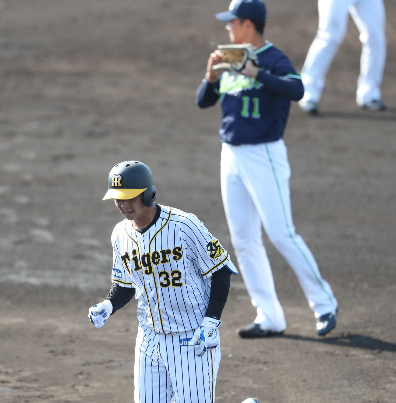 阪神対ヤクルト　2回裏阪神無死、井上広大は左飛に終わりベンチに引きあげる（撮影・梅根麻紀）