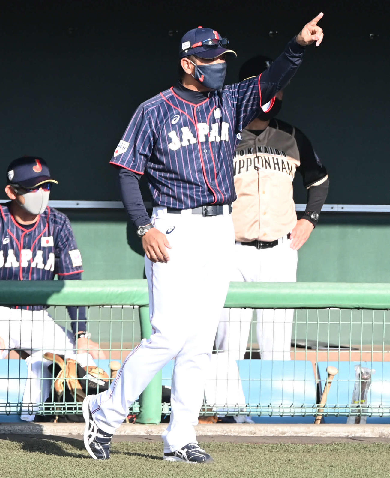 中日対日本ハム　8回表日本ハム1死一、二塁、侍ジャパン稲葉監督は二塁代走で片岡を送る（撮影・山崎安昭）