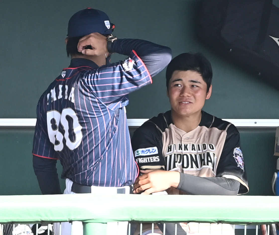 中日対日本ハム　試合の合間に清宮（右）は侍ジャパン稲葉監督に声をかけられる（撮影・山崎安昭）